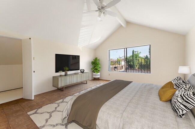 Building Photo - 5541 Bellaire Ave