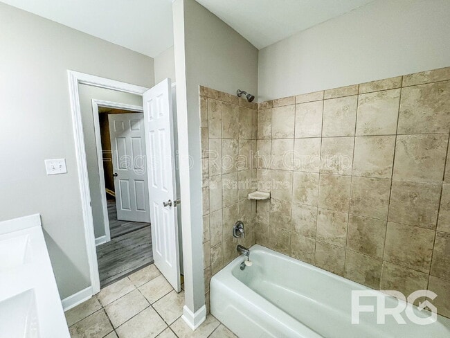 Building Photo - 530 Hillcrest Ave