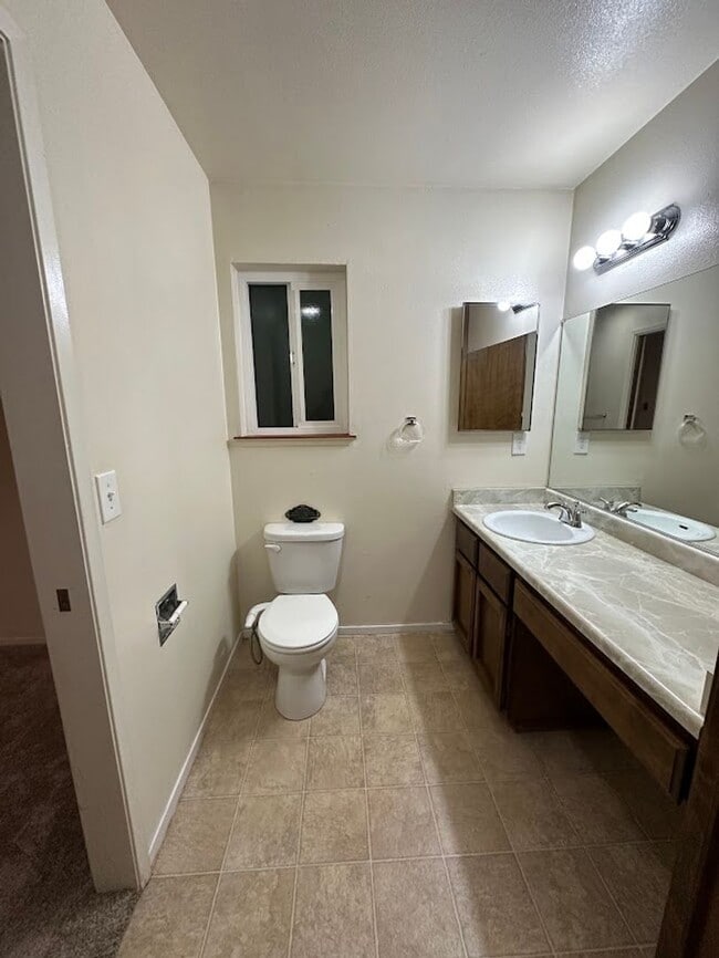 Building Photo - Charming Redding Home with Fireplace & Vaulted Ceilings