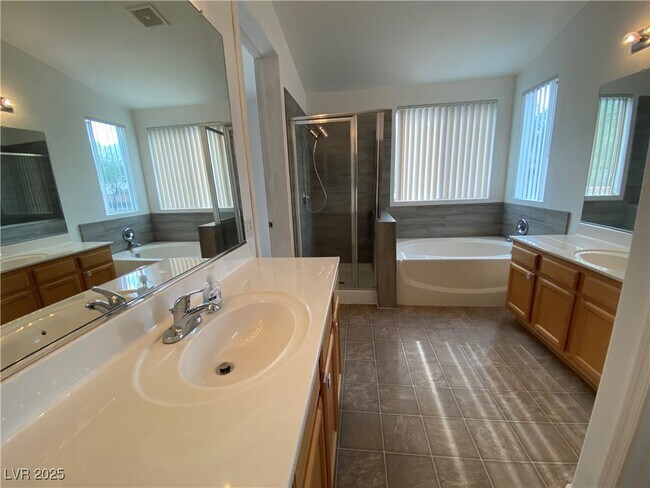 Building Photo - 1317 Woodmore Dr