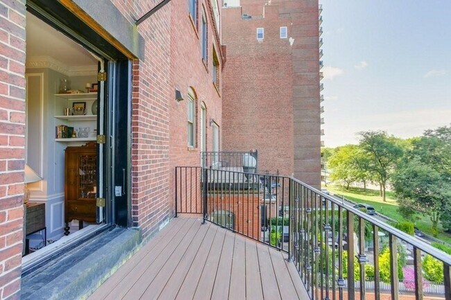 Building Photo - 164 Beacon St