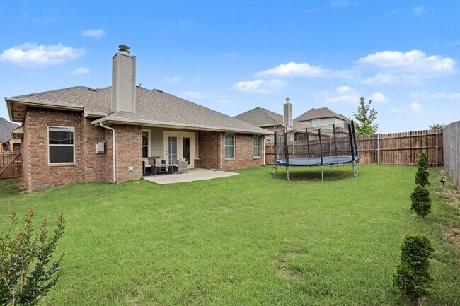 Building Photo - 6124 Oxnard St