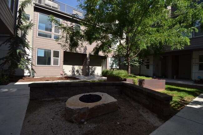 Building Photo - Modern 3 Bedroom 3 Full Bathroom Townhome in Midvale!!!