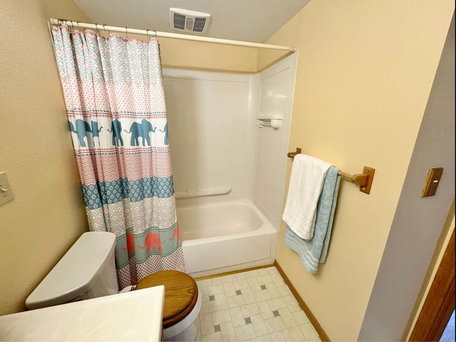 Building Photo - Charming 3 Bed/2 Bath Single Family Home i...