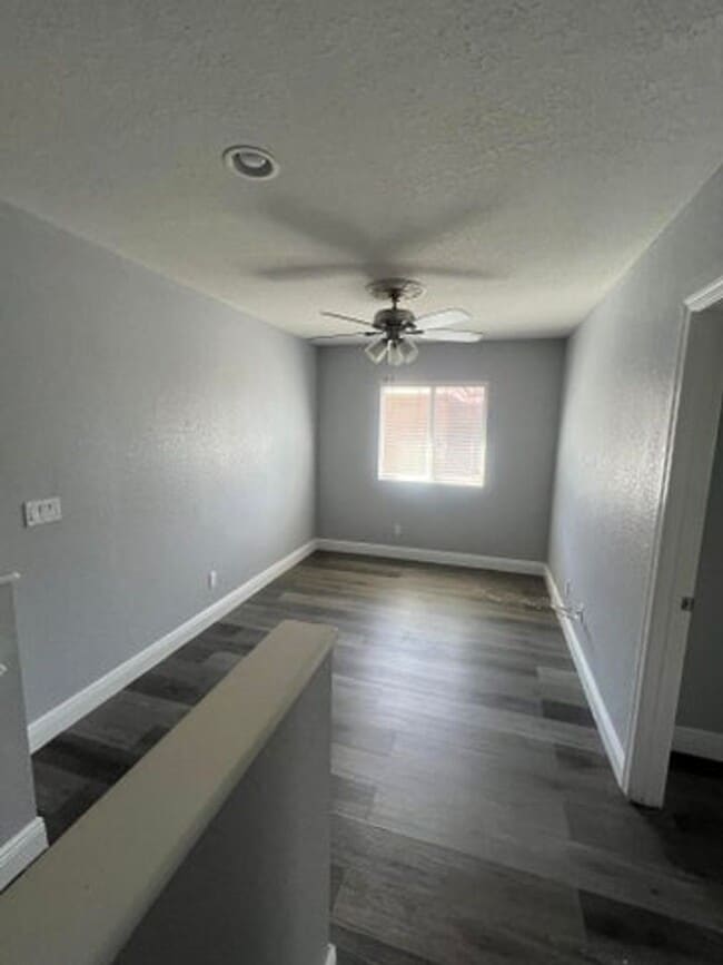 Building Photo - 810 Palm Tree Ln