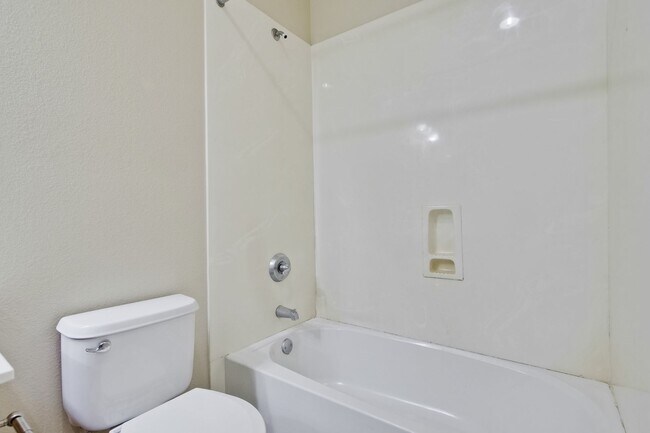 Building Photo - Excellent 4 Bed 2.5 Bath Town Home!