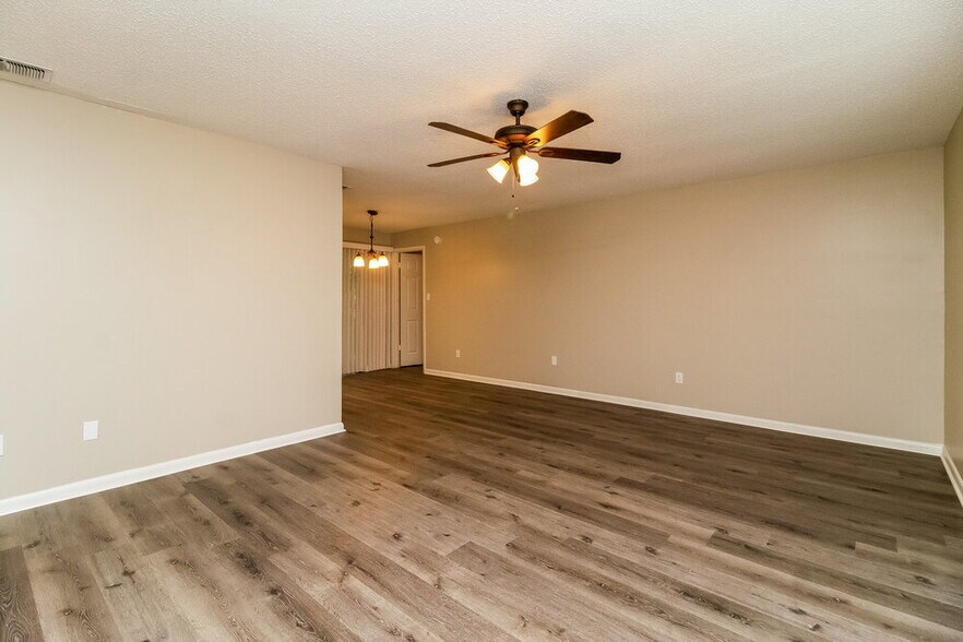 Building Photo - 2701 Kinnon Dr