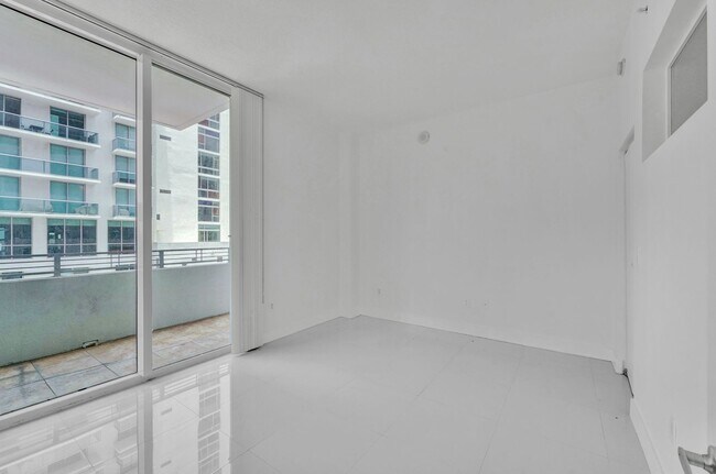 Building Photo - 1 bedroom and 1 bath condo located east side of Biscayne Blvd Miami Florida