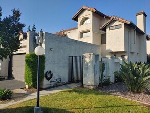 Building Photo - 2 Bed/2.5 Bath Townhouse w/2 Car Attached ...