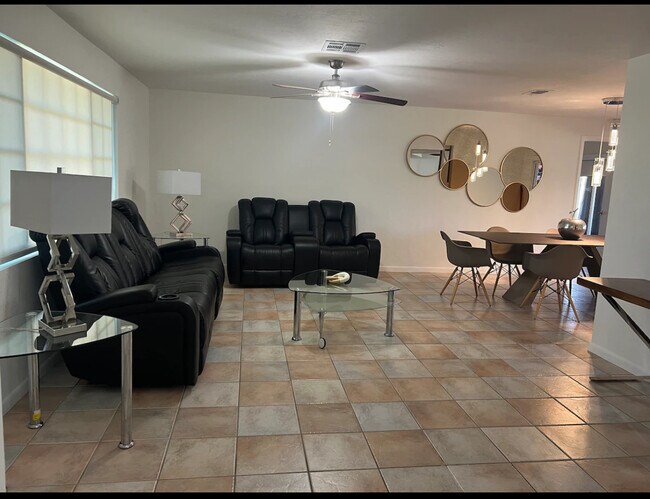 Building Photo - 3537 SE 1st Pl