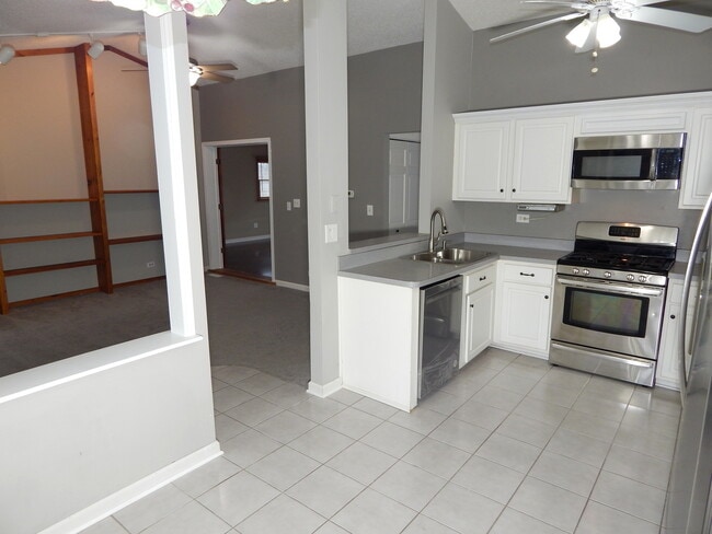 Building Photo - 1985 Navarone Dr