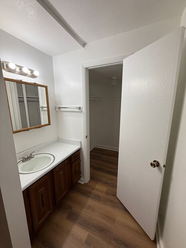 Building Photo - Beautiful Two Bedroom Apt; Salt Lake City, 1,000 sq ft; New Flooring