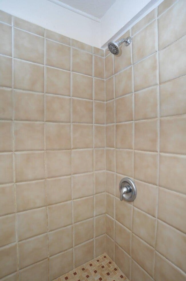 Building Photo - Cntrally Located 4 bedroom home