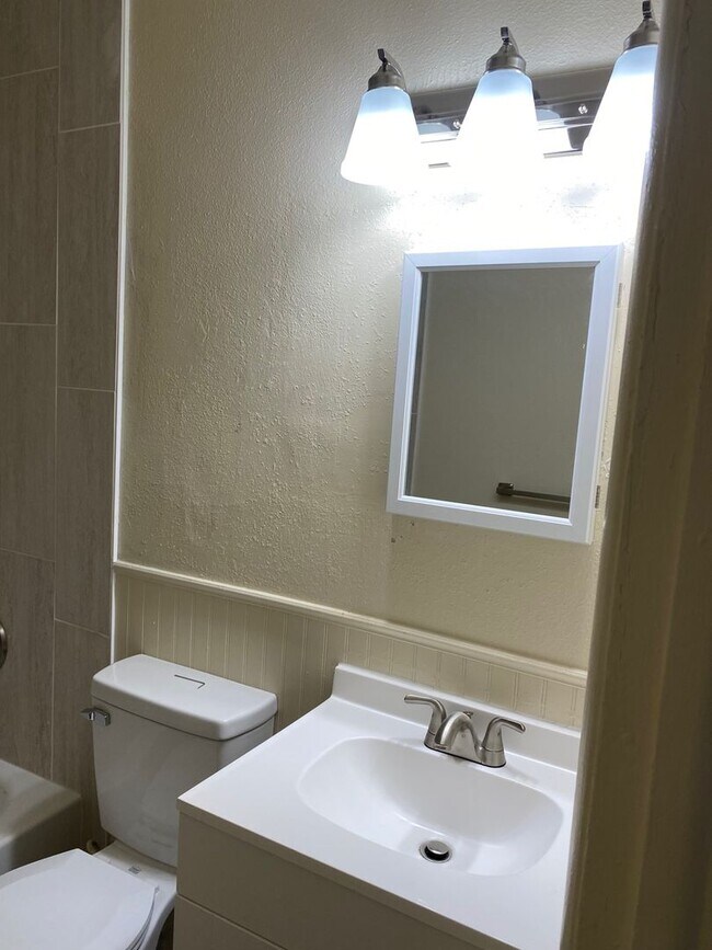 Building Photo - Central location | Lots of natural light