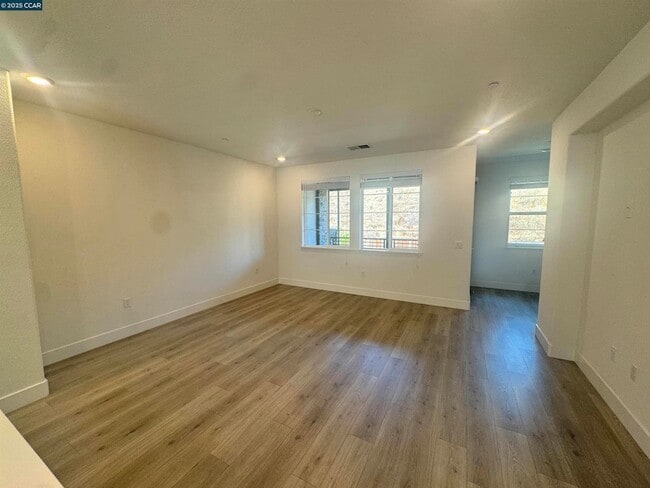 Building Photo - 725 Delve Ct