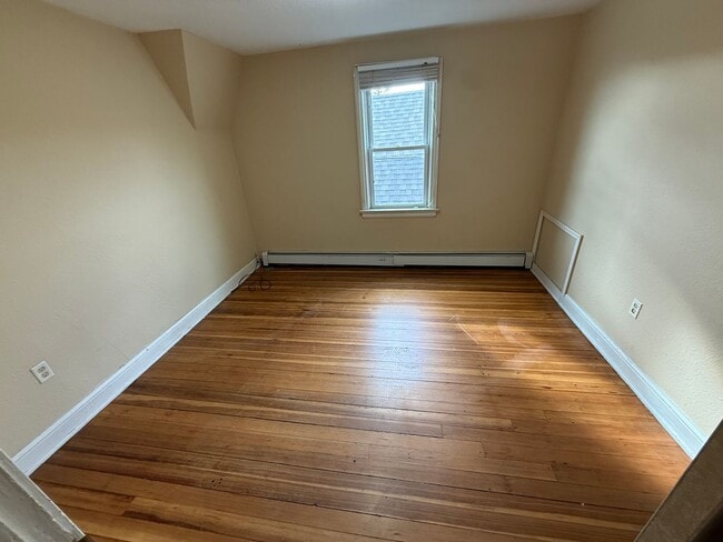 Building Photo - SHORT TERM WINTER RENTAL ONLY!!!!!