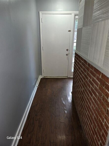 Building Photo - 2141 Meadowlane Dr