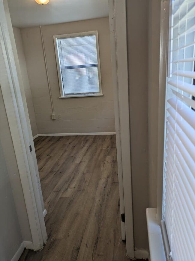 Building Photo - 637 NE Waldo Rd