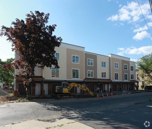 Building Photo - The Townhomes at Union Square