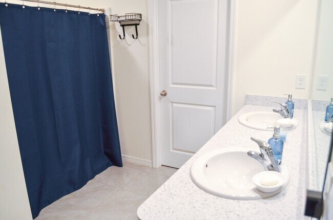 Building Photo - 5 Bedroom 3 Bath in Avalon Woods in Newberry