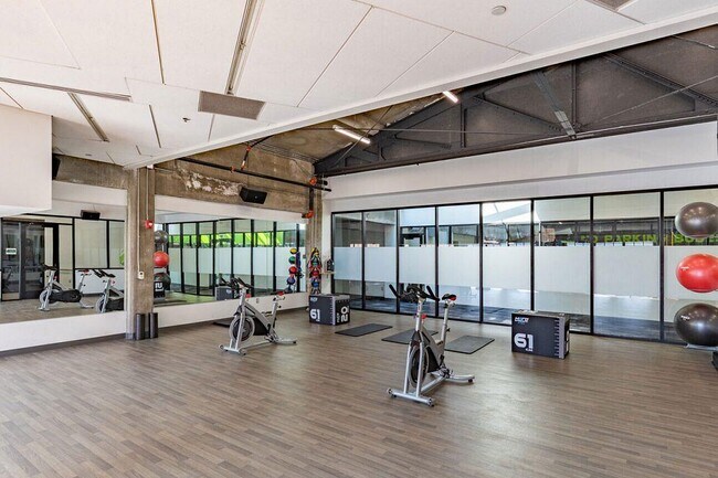 Building Photo - 933 McGee St