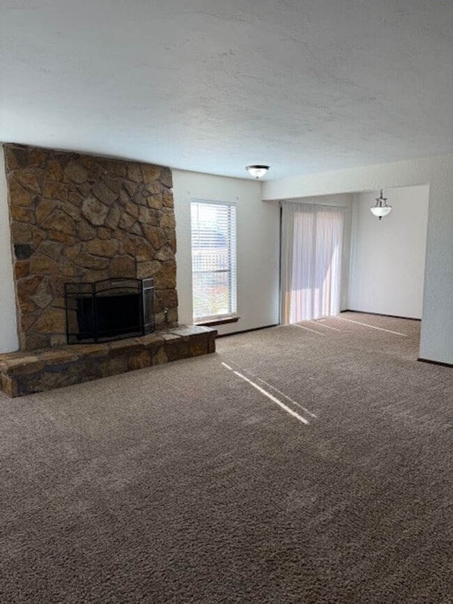 Building Photo - Spacious 2 bed/2.5 Baths - Duplex in the Surrey Hills Addition