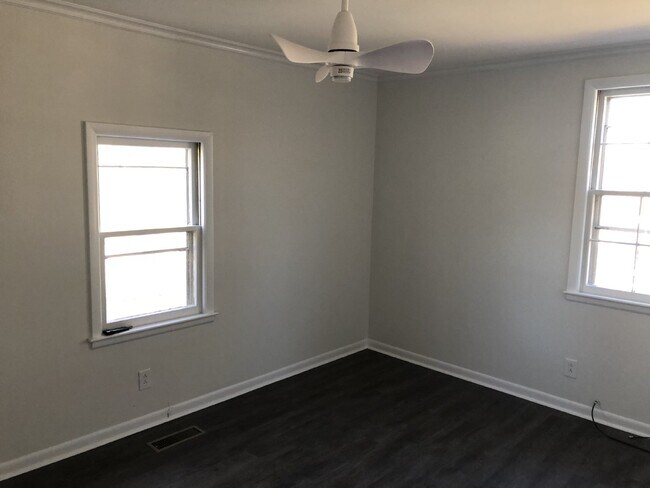 Building Photo - 3BD 1.5 BA HOUSE with Bonus Room  AVAILABL...