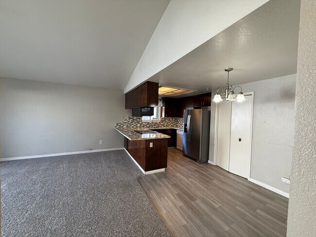 Building Photo - Moonstar &amp; Temescal Duplex