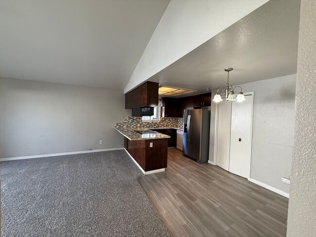 Building Photo - Temescal and Moonstar Duplex