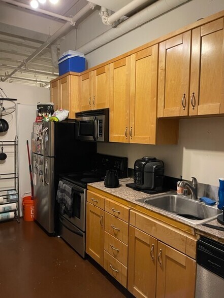 Building Photo - 312 W 5th St