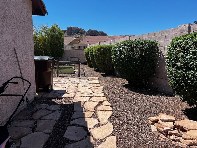 Building Photo - 4654 S Louie Lamour Dr