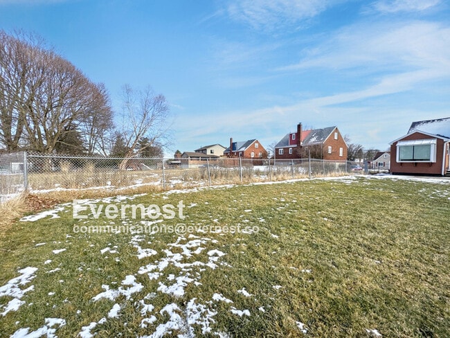 Building Photo - 3216 Elderwood Dr