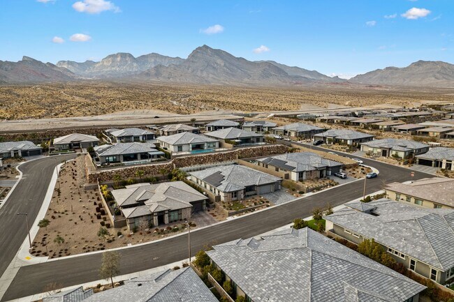 Building Photo - Stunning 5-Bedroom, 4.5-Bath Home in the S...