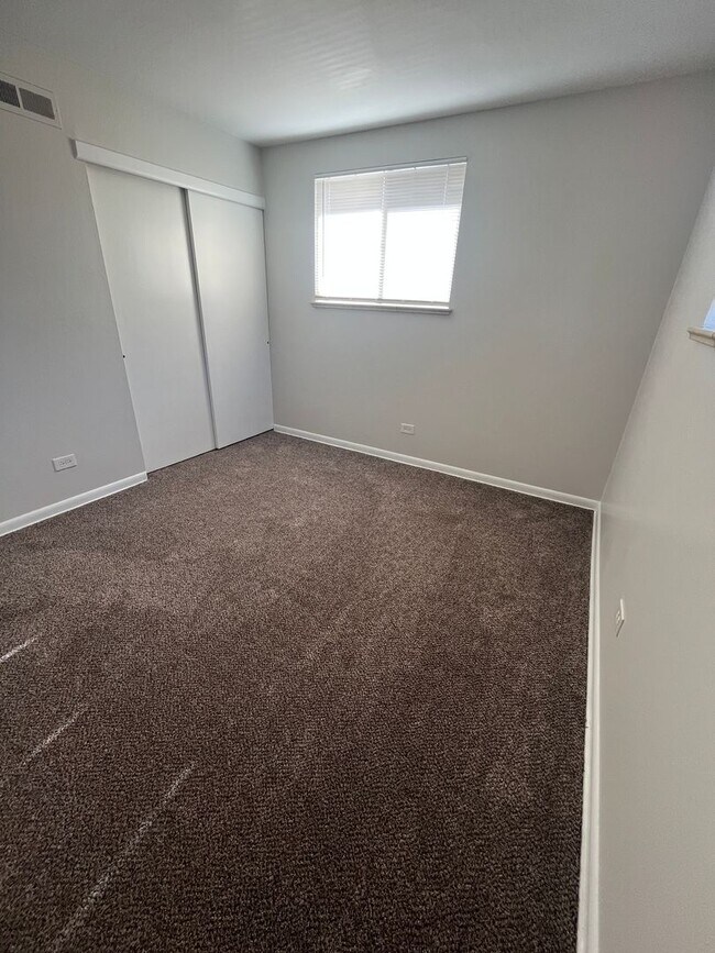 Building Photo - Updated 2-Bedroom Upper Unit – Lakewood