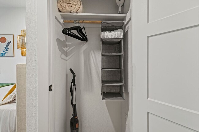 Building Photo - 596 W 9th St