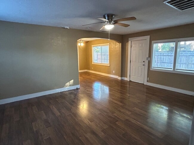 Building Photo - 4 bedroom 2 bath next to Chico State.