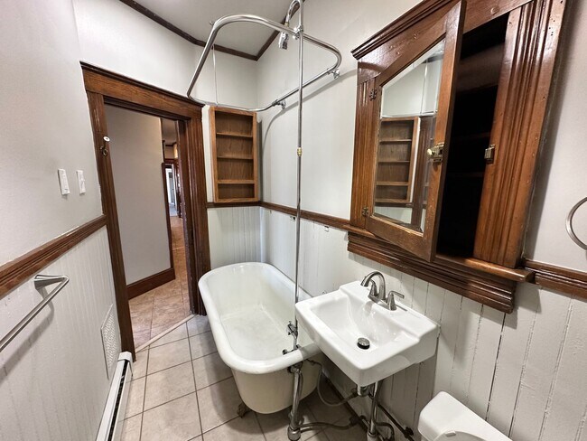 Building Photo - Newly Renovated 2 bedroom/1 bath Apartment!