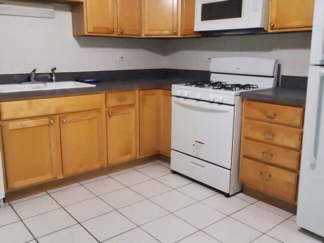 Building Photo - 1643 W Sherwin Ave