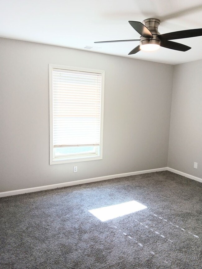 Building Photo - Spacious Condo with Modern Comforts
