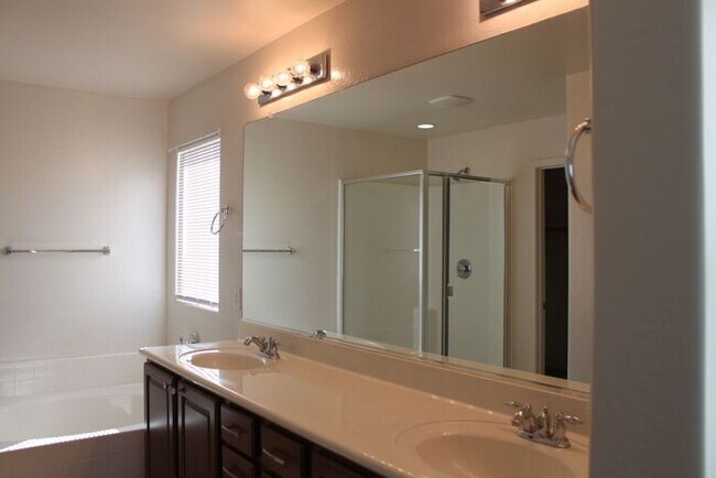 Building Photo - Beautiful 4 Bedroom in Lyons Gate!