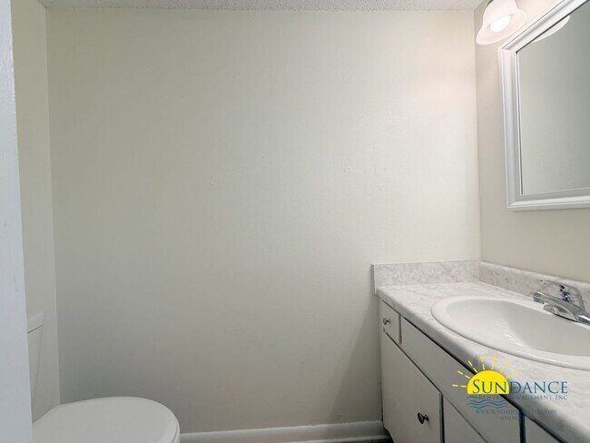 Building Photo - Beautiful 2 Bedroom townhome in Fort Walton Beach in between Hurlburt Field & Eglin Airforce Base!