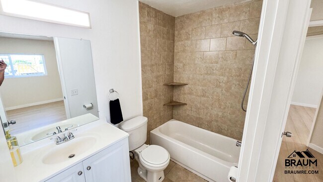 Building Photo - 2 BEDROOM  IN NOHO ARTS