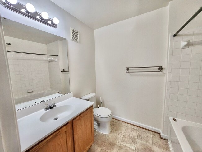Building Photo - Bright Condo in Convenient Location