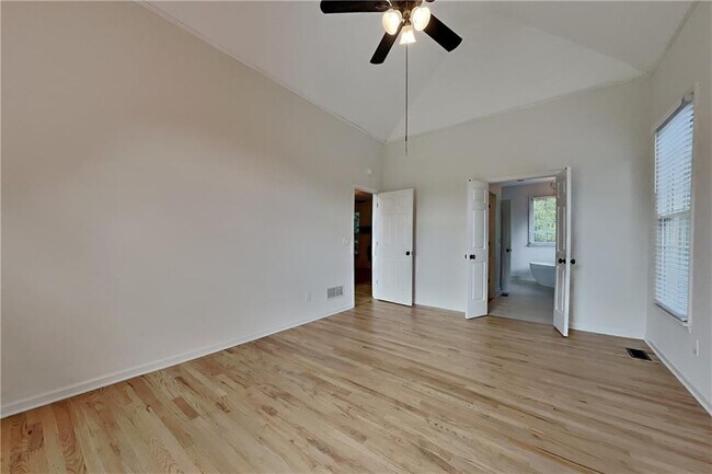 Building Photo - 1025 Russell Point
