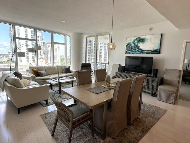 Building Photo - Unfurnished Annual DOWNTOWN ST. PETE - SIG...