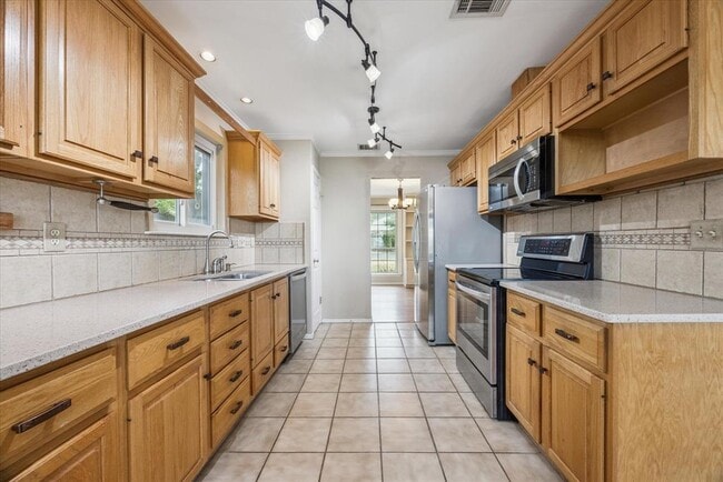 Building Photo - 1402 Doonesbury Dr