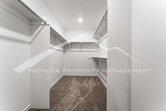 Building Photo - Charming Townhouse with Washer/Dryer and Garage