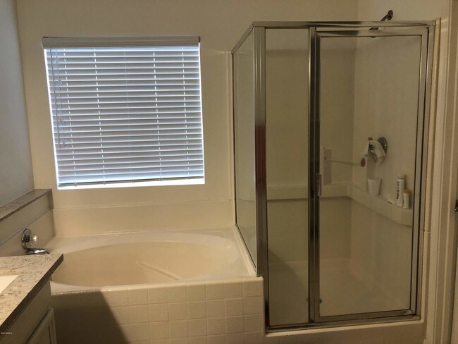 Building Photo - 1553 E Oakland St