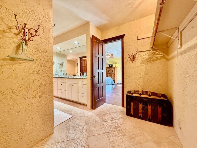 Building Photo - Historic Manitou Springs Home for Rent – M...