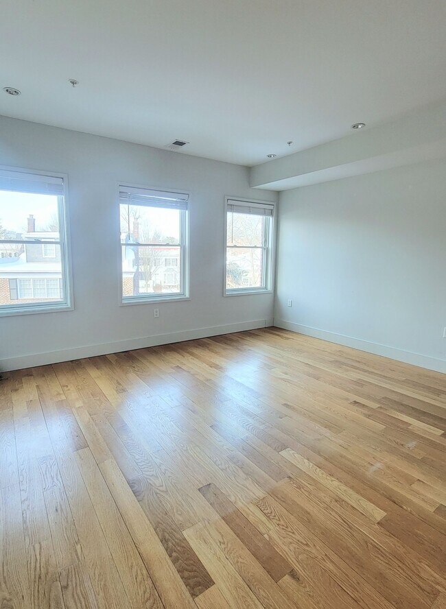 Building Photo - 1728 Wisconsin Ave NW